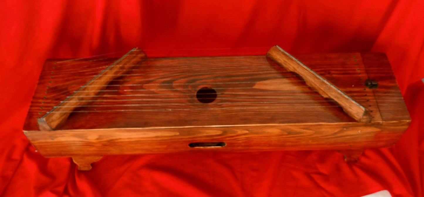 Exclusive, voluminous zither-gusli.