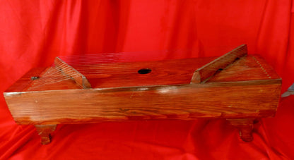 Exclusive, voluminous zither-gusli.