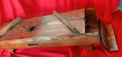 Exclusive, voluminous zither-gusli.